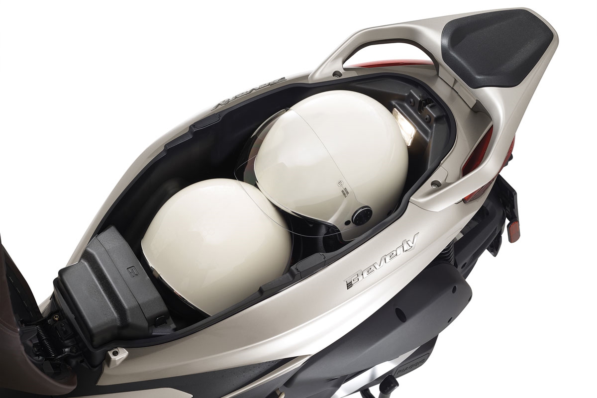 Piaggio Beverly 300 - Helmfach mit Helmen