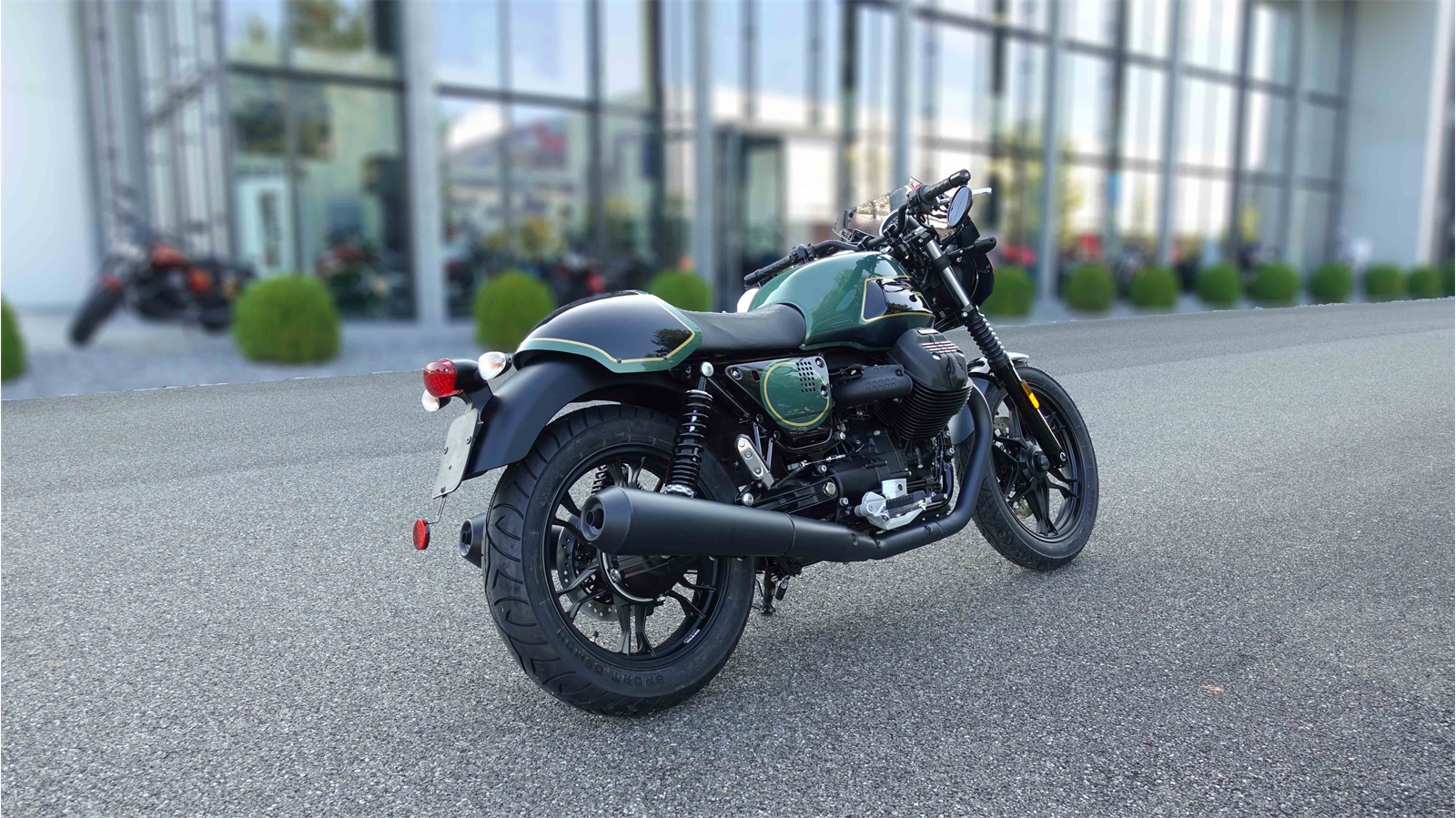moto-guzzi-v7-umbau-classic-green-hinten-ofrag-retail-5242-lupfig