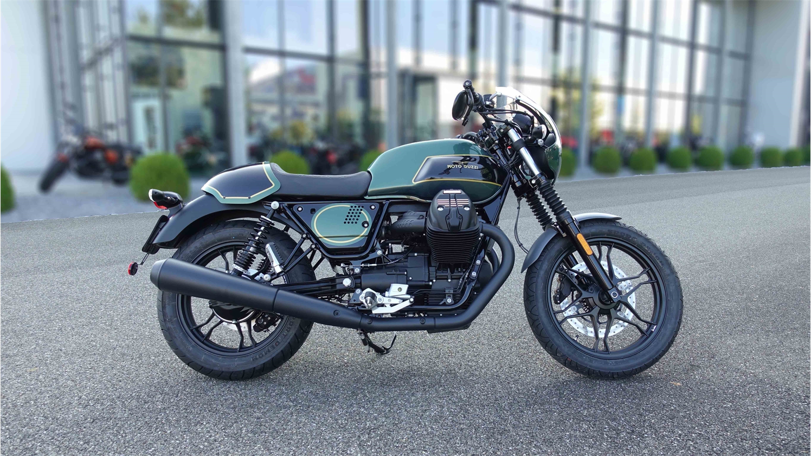 moto-guzzi-v7-umbau-classic-green-seitlich-rechts-swiss-ofrag-retail-5242-lupfig