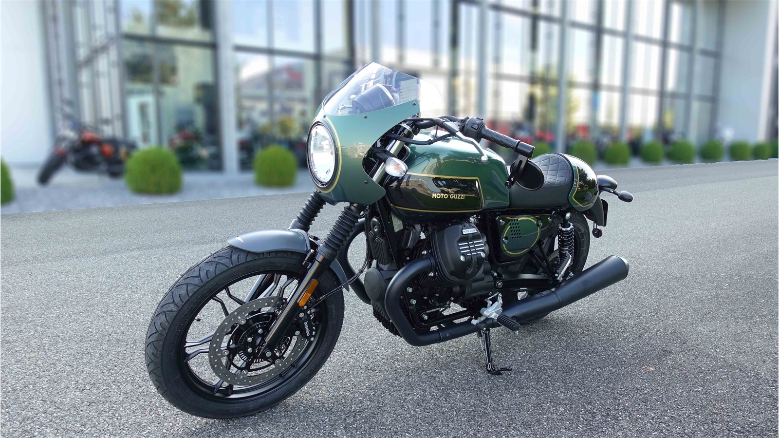 moto-guzzi-v7-umbau-classic-green-seitlich-vorne-ofrag-retail-5242-lupfig
