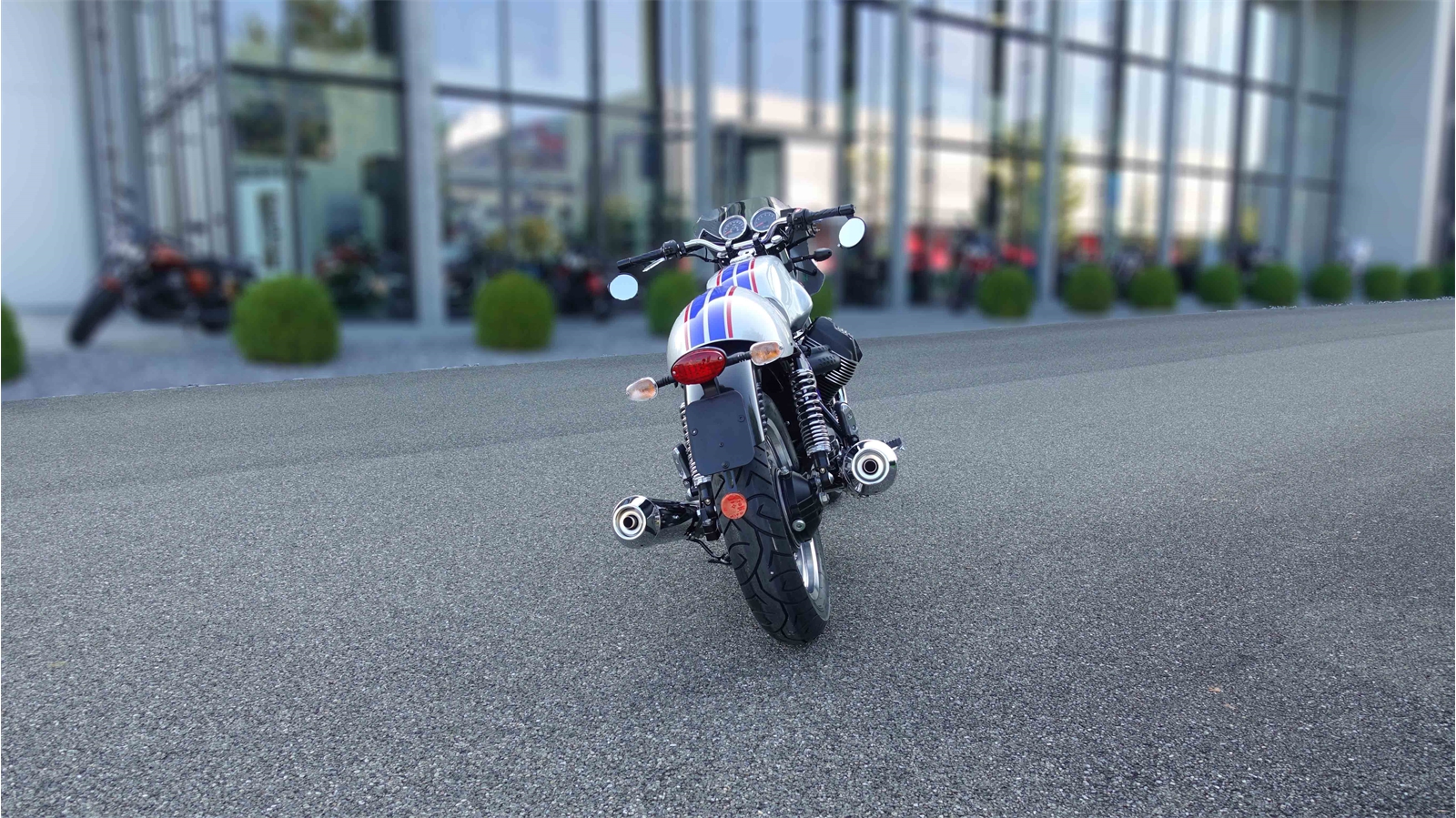 moto-guzzi-v7-umbau-stripes-hinten-ofrag-retail-5242-lupfig