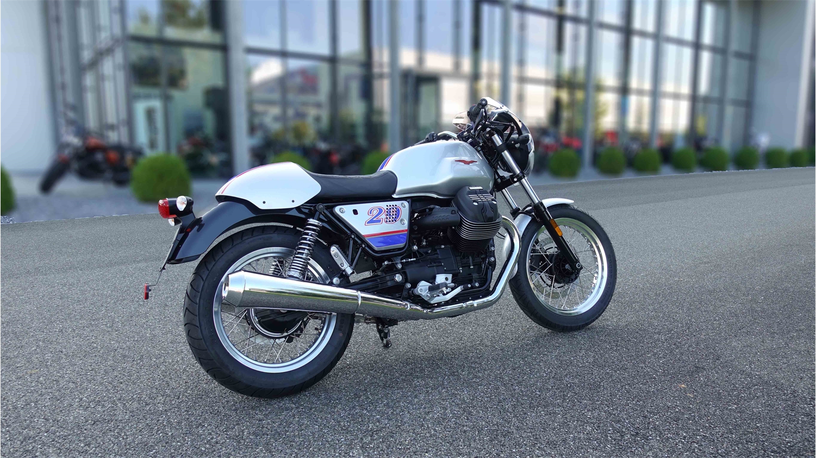 moto-guzzi-v7-umbau-stripes-hinten-rechts-ofrag-retail-5242-lupfig