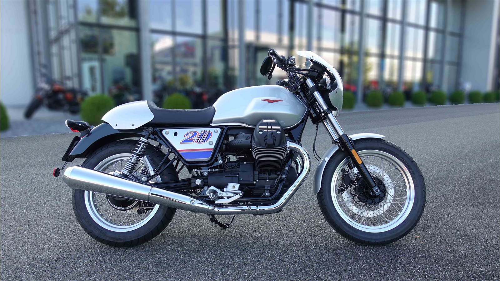 moto-guzzi-v7-umbau-stripes-seitlich-rechts-ofrag-retail-5242-lupfig