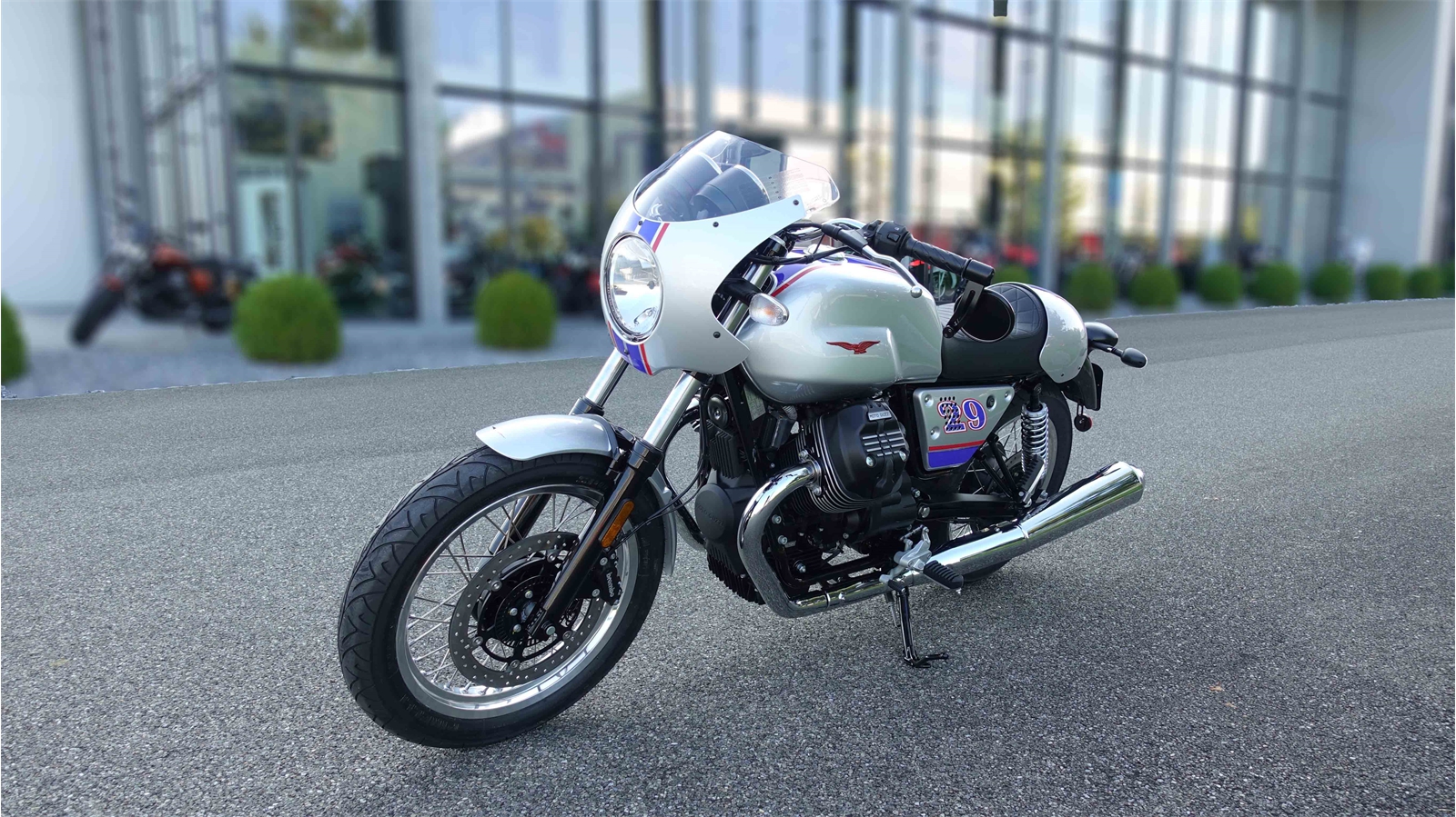 moto-guzzi-v7-umbau-stripes-vorne-ofrag-retail-5242-lupfig